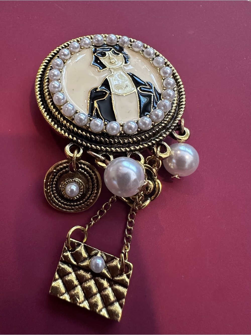 Fashion Jewelry Gold-Tone Cameo Brooch with Cream, Black & Pearl Accents - Picture 2 of 3